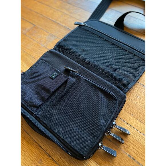 MOBIL IT Slim Black Expandable Tech Crossbody Bag sz OS - Picture 4 of 14